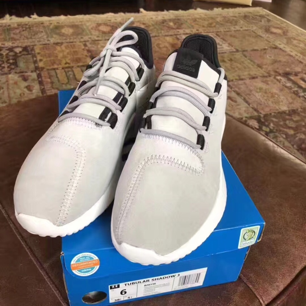 👟adidas shoes big kids sneaker shoes size 6 NWT